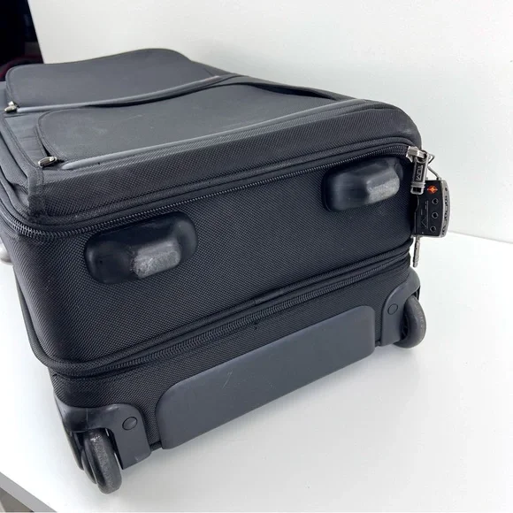 TUMI BLK UPRIGHT ROLLING EXPANDABLE +GARMENT SLEEVE #22034D4-CARRYON - Picture 10 of 16